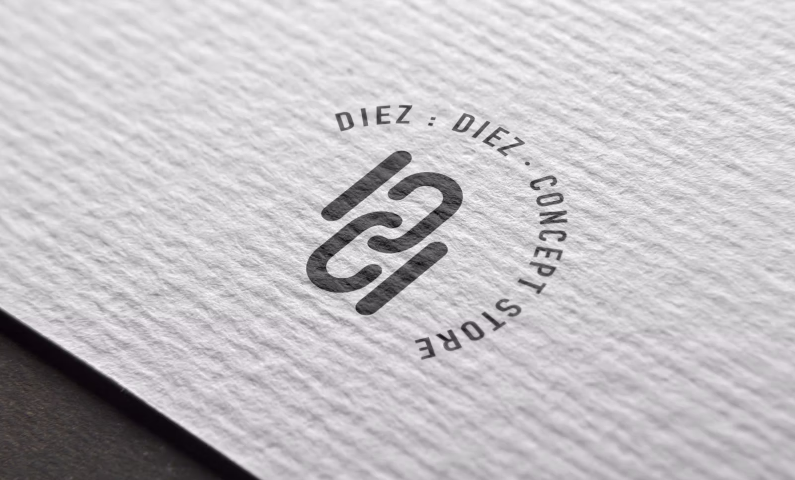 Logo Diez Diez Concept Store estampado en papel texturizado
