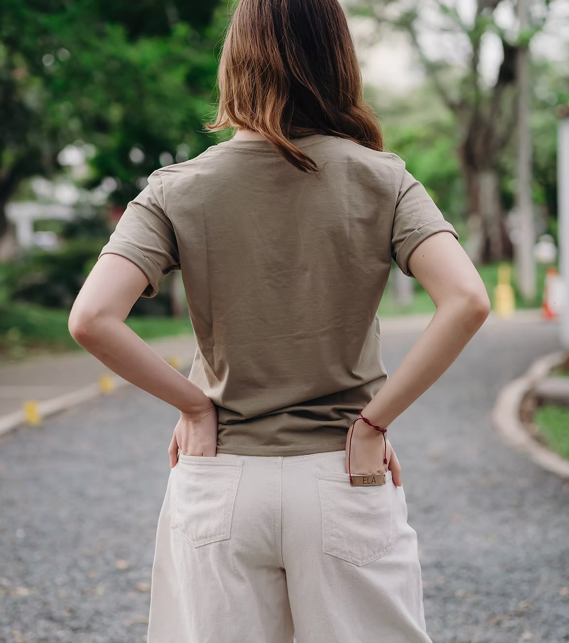 Mujer con camiseta Diez Diez mirando hacia el camino